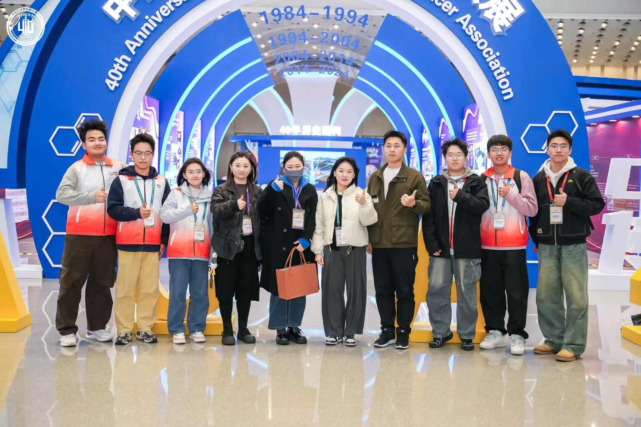 志愿者及带队教师合影 志愿者及带队教师合影